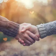 Darzyć sympatią: Co oznacza to wyrażenie? Wyjaśniamy