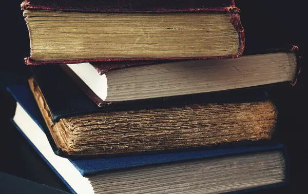 Co charakteryzowało literaturę średniowiecza: poznaj fascynujące cechy epoki